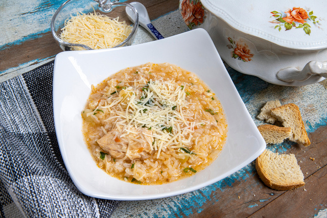 Nem sopa, nem caldo: a receita que minha avó fazia nos dias frios e aquece até a alma é essa canja cremosa