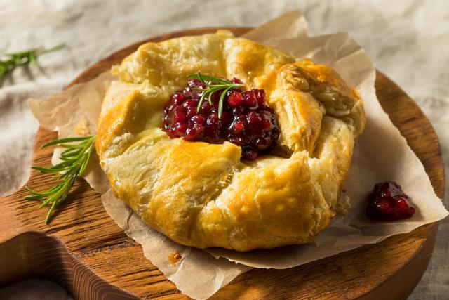 Queijo Brie na massa filo: o aperitivo sofisticado que vai encantar seus convidados na ceia de Natal