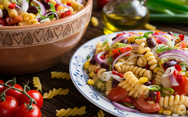 Blanca Martín, nutricionista: "Se você comer um bom prato de massa ou algo rico em carboidratos, coma antes uma pequena salada verde para evitar um pico de açúcar"