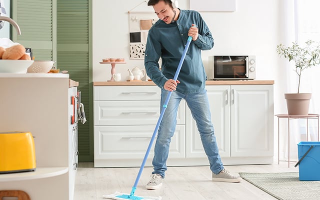 Com quantos anos você aprendeu que é assim que se limpa a cozinha sem jogar água no chão e de forma eficiente?