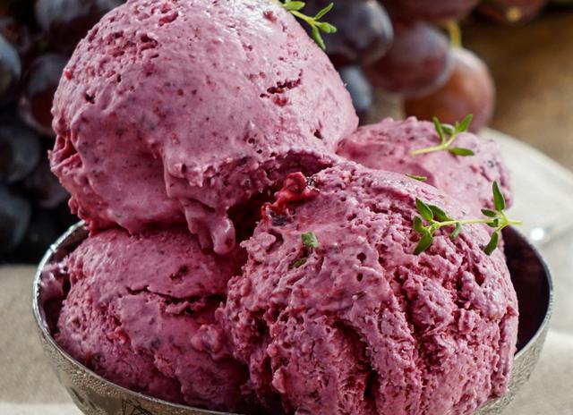 Sorvete de uva com apenas dois ingredientes é sucesso com crianças e adultos, mas escolha a fruta certa