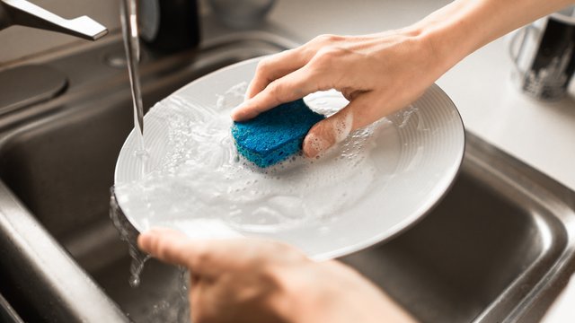 Adeus esponja de cozinha? Estudo revela que esse item pode liberar microplásticos, e o TudoGostoso explica