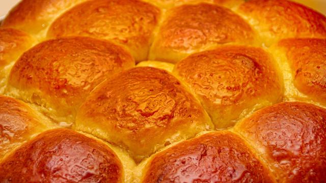 Esse pão de minuto que aprendi a fazer com a minha avó é fofinho igual uma nuvem e fica pronto muito rápido!