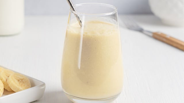 Suco de banana com limão refrescante e consistente servido com canudo (Créditos: Shutterstock)