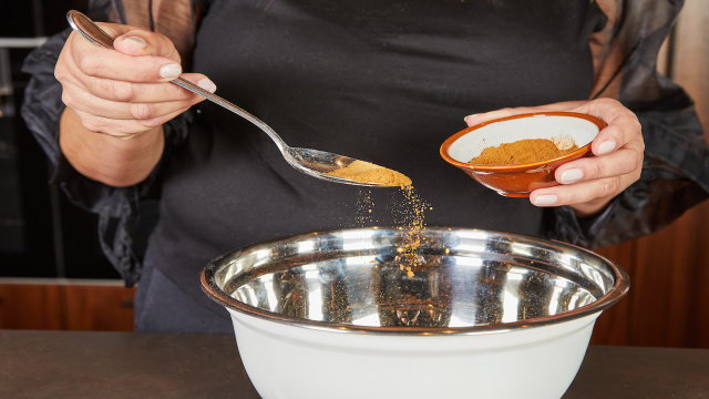 Por que despejar canela no ralo? Entenda os benefícios desse truque doméstico