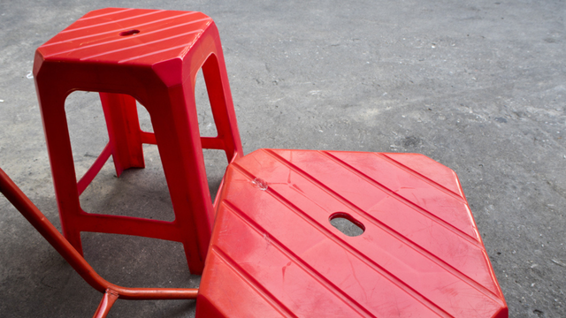 Poucas pessoas sabem, mas o furo no meio da cadeira de plástico tem uma função importante