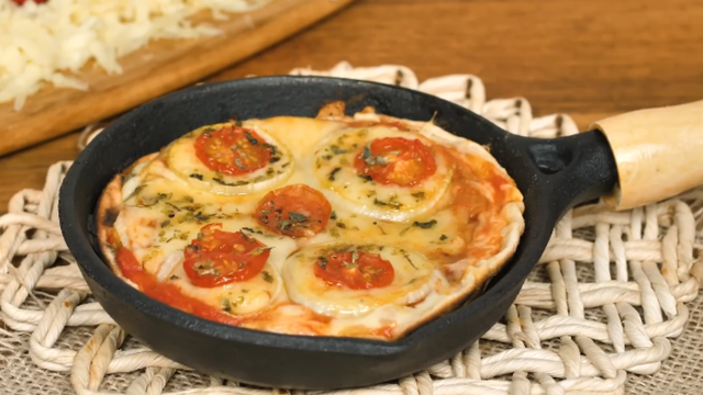 Essa pizza de frigideira virou a minha queridinha depois que eu vi a receita no TudoGostoso e testei em casa