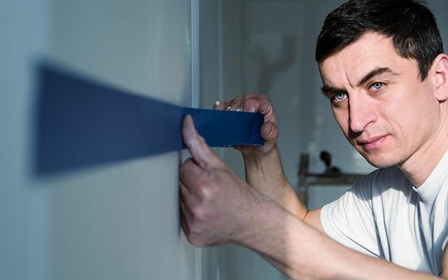 Pare agora de tirar reboco com fita dupla-face e aprenda como retirá-la de qualquer superfície sem dificuldade