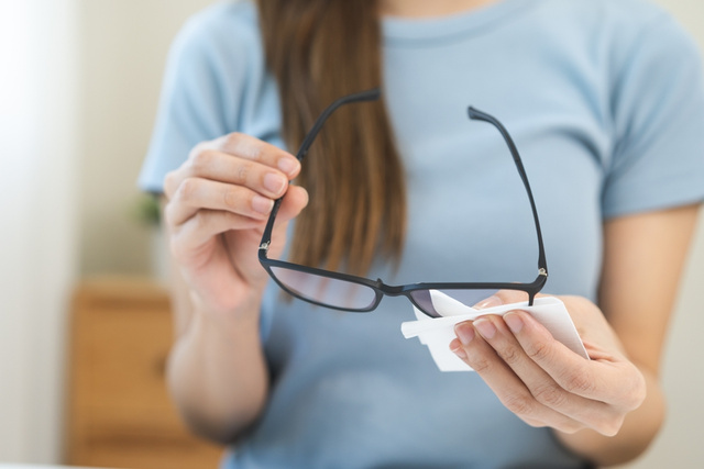Mais de 30 anos usando óculos e finalmente descobri como limpar lentes sem arranhar com 2 ingredientes da cozinha