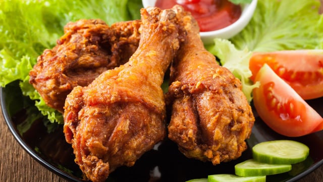 Revelando a receita para fazer frango frito sem precisar empaná-lo em farinha. Fácil de fazer e não gruda na panela