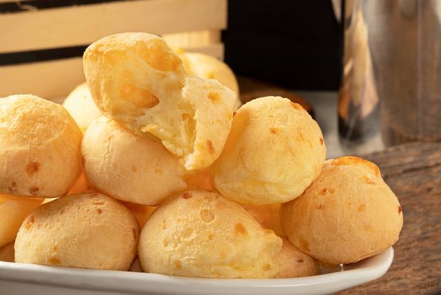 Como fazer o pão de queijo caseiro perfeito? Chef compartilha dicas de como acertar no preparo da iguaria queridinha dos brasileiros