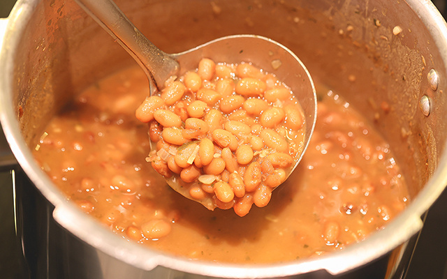 O segredo de um feijão cremoso e muito saboroso que dura até 5 dias na geladeira