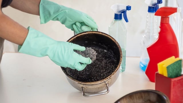 Todos nós temos uma dessas na cozinha, e elas são uma mão na roda para limpar louça queimada, a panela vai brilhar por dias!