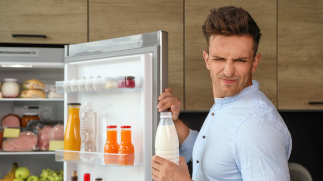 Aqui está uma solução simples, barata e ecológica para acabar com o cheiro ruim da sua geladeira
