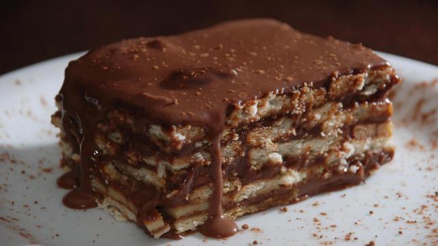 Sobremesa de chocolate com apenas 3 ingredientes e que não vai ao fogo ou forno é tudo que você precisa