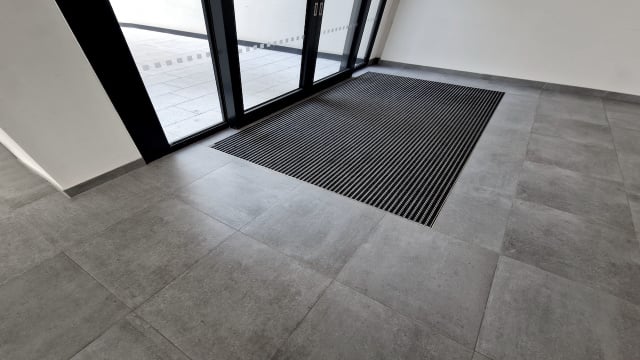 Tapete na entrada de casa é coisa do passado: veja a tendência entre os arquitetos