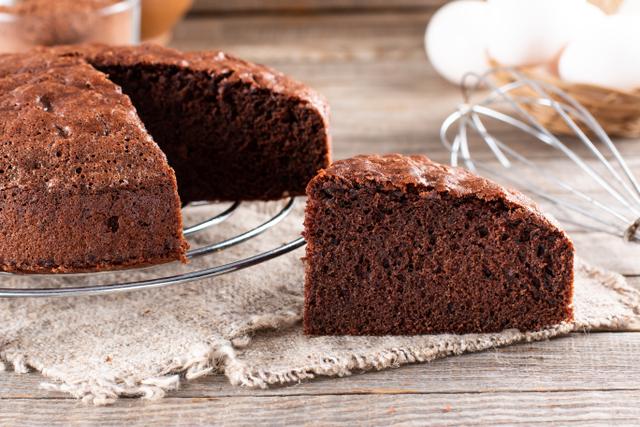 Menos é mais: essa receita de bolo de chocolate simples prova que ele não precisa de cobertura para ser irresistível!