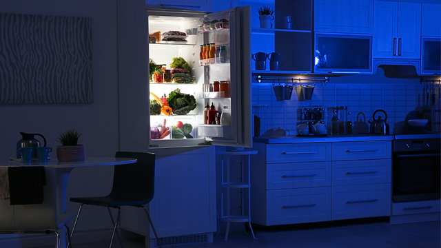 Geladeira estalando durante a noite costuma fazer parte do funcionamento normal do aparelho. (Foto: Canva)