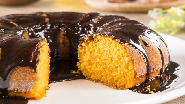 Testei uma versão de bolo de cenoura fit e me surpreendi: ficou fofinha, leve e muito gostosa