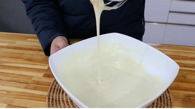 O ponto da massa deve ser esse. (Créditos: Receitas de Pai/ reprodução YouTube)