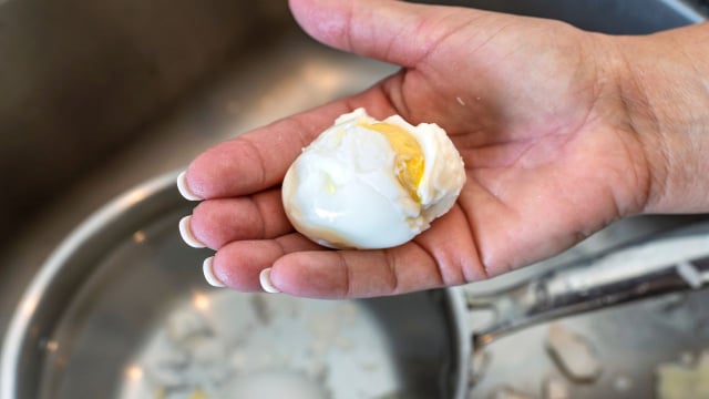 Não deixe os ovos cozidos de molho em água fria: donas de casa com 30 anos de experiência fazem isso e as cascas se soltam facilmente