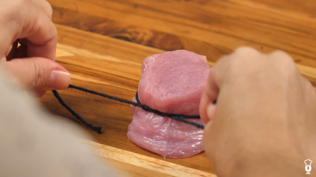 Medalhão suíno cortado e amarrado com barbante (Créditos: TudoGostoso)