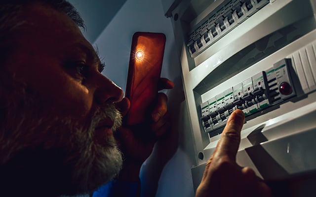 O que significa quando a luz da sua casa pisca do nada? Descubra se é perigoso