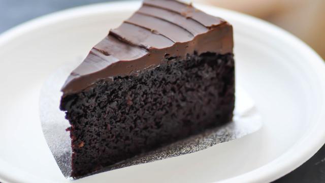 Nem farinha, nem ovo, nem óleo: esse bolo de chocolate pretinho e molhadinho só precisa de 3 ingredientes e fica pronto muito rápido!
