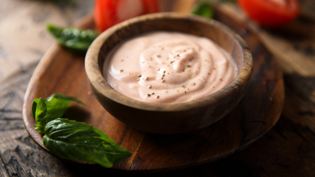 Sirva para acompanhar petiscos, salgados, sanduíches e muito mais (Créditos: Shutterstock)