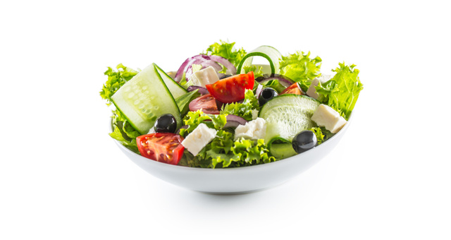 Use e abuse dos sabores dos vegetais para preparar saladas leves e deliciosas para o jantar. (créditos: Shutterstock) 