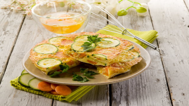 Jantar saudável pronto em 10 minutos: omelete de legumes assada para uma refeição rápida, nutritiva e de fácil digestão