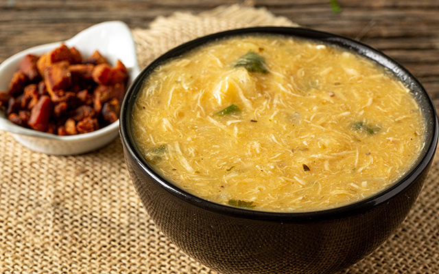 Minha família ama essa minha sopa de mandioca com queijo: basta o clima ficar frio que eu já pegou uma panela grande para fazer