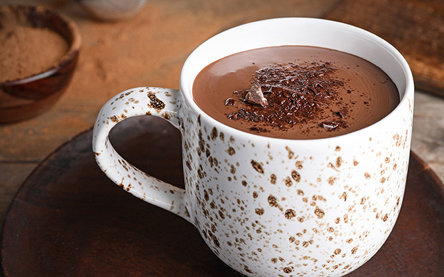 Simples de fazer, impossível de esquecer: essa receita de chocolate quente com chantilly caseiro é um ato de amor