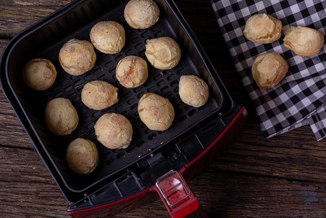 Pão de queijo congelado na airfryer: o tempo certo e temperatura ideal para que fique crocante por fora e macio por dentro