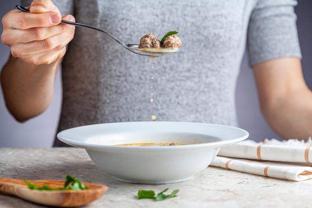 Dica simples e barata vai te ajudar a separar os ingredientes sólidos dos seus caldos