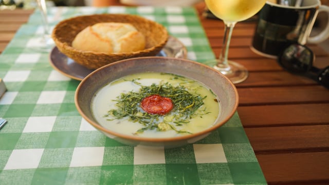 Caldo encorpado e aveludado com folhas verdes cortadas finamente para garantir uma apresentação apetitosa. (Foto: Shutterstock)