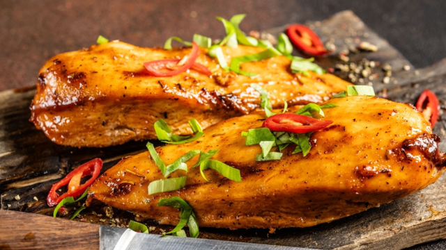 Trabalhando no TudoGostoso, aprendi o truque que realmente deixa o frango muito mais suculento