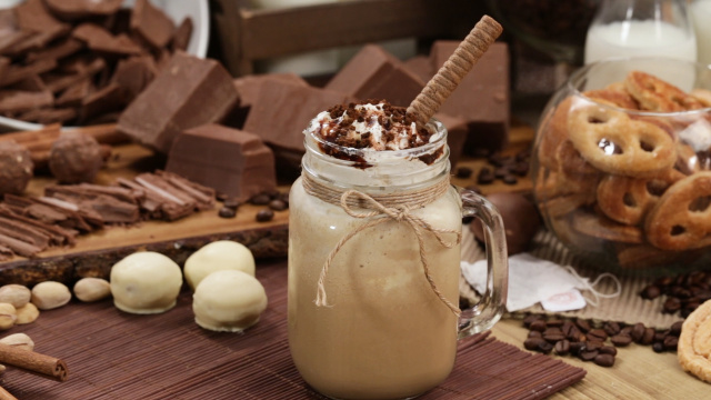 Frapê de café em copo grande com chantilly, calda de chocolate, café solúvel e biscoito de chocolate (Créditos: TudoGostoso)