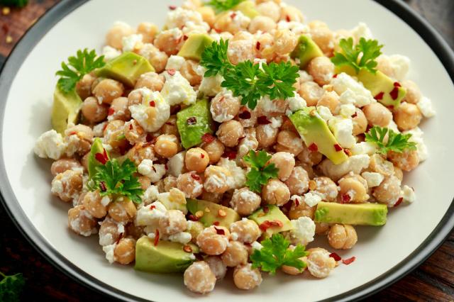 Salada vegana de atum feita de grão-de-bico é o meu almoço cremoso perfeito de toda segunda-feira