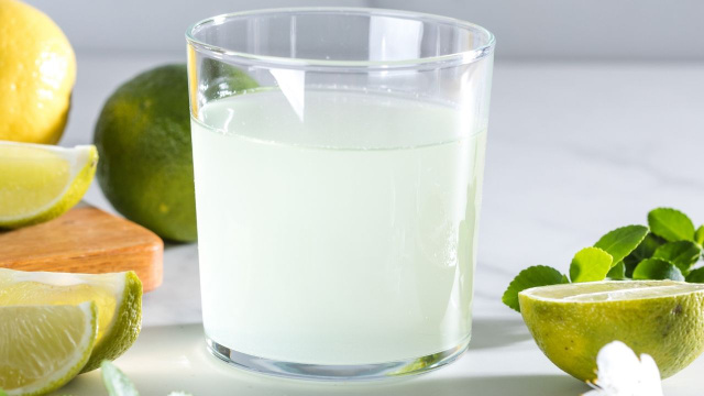 Limonada rápida feita com quatro ingredientes em copo de vidro (Créditos: Shutterstock)