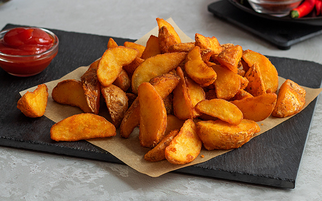Suas batatas no forno demoram uma eternidade para assar e não ficam crocantes? Você deve estar pulando esse passo importante...