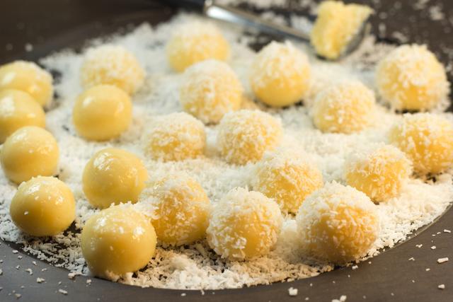 Você pode enrolar o beijinho de milho com coco e passar no açúcar cristal ou no coco ralado! (Créditos: Shutterstock)