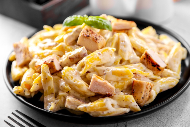 Macarrão cremoso com frango em uma panela só: refeição completa e deliciosa sem sujar muita louça