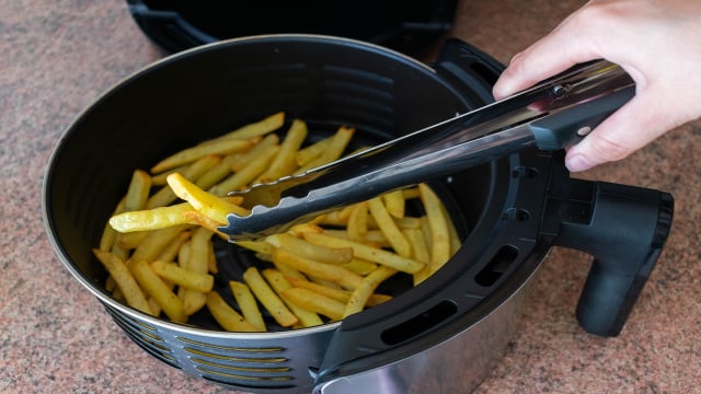 A escolha de um local arejado e o uso de acessórios compatíveis garantem a segurança durante o preparo das suas receitas favoritas. (Foto: Shutterstock)