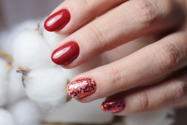 Adeus esmalte descascado: depois que aprendi esses truques lavo a louça sem luvas e as unhas duram mesmo assim