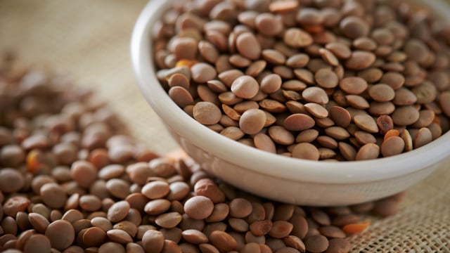 A lentilha marrom é a mais comum no Brasil e sempre aparece nas ceias de Ano-Novo (Créditos: Shutterstock)