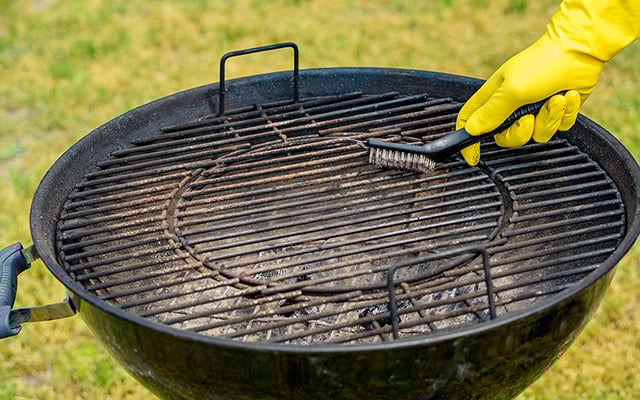 Como limpar a grelha do churrasco em minutos? Essas são as 3 melhores dicas
