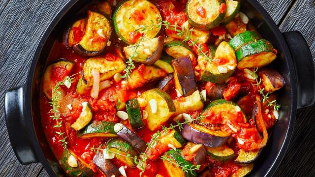 Abobrinha grelhada com molho de ameixa vermelha é um acompanhamento fácil e rápido que até os veganos podem comer (e ainda tem baixo teor de carboidratos!)
