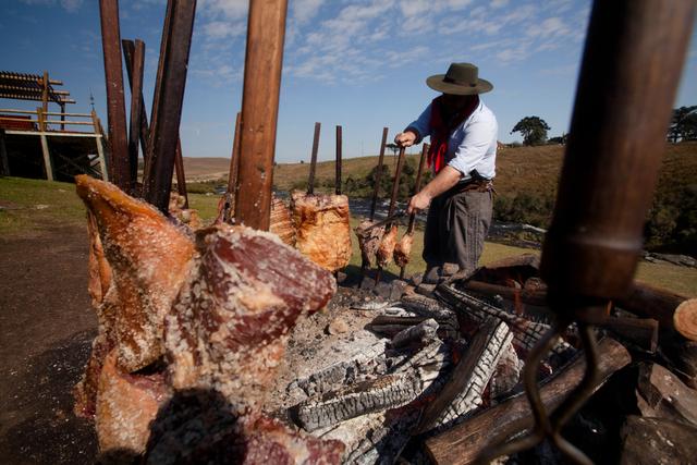 Em 2022, foram consumidos 800 toneladas de churrasco gaúcho. (Foto: Shutterstock)