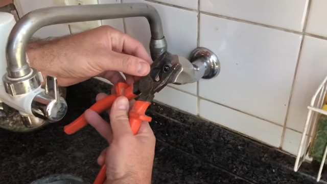 Retire essa tampa da torneira. (Créditos: 123 Fernando - Testes, Consertos e Criações)